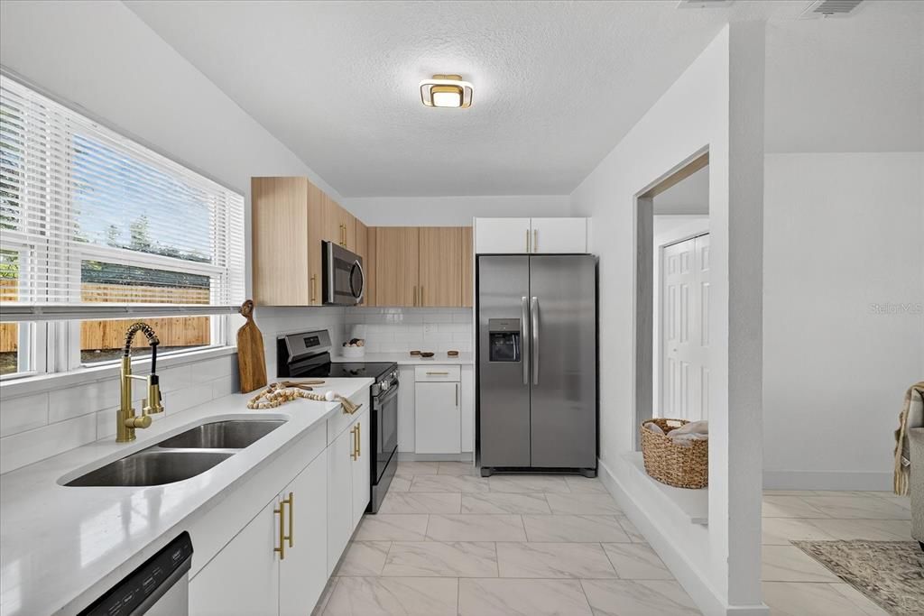 For Sale: $349,900 (3 beds, 2 baths, 1055 Square Feet)