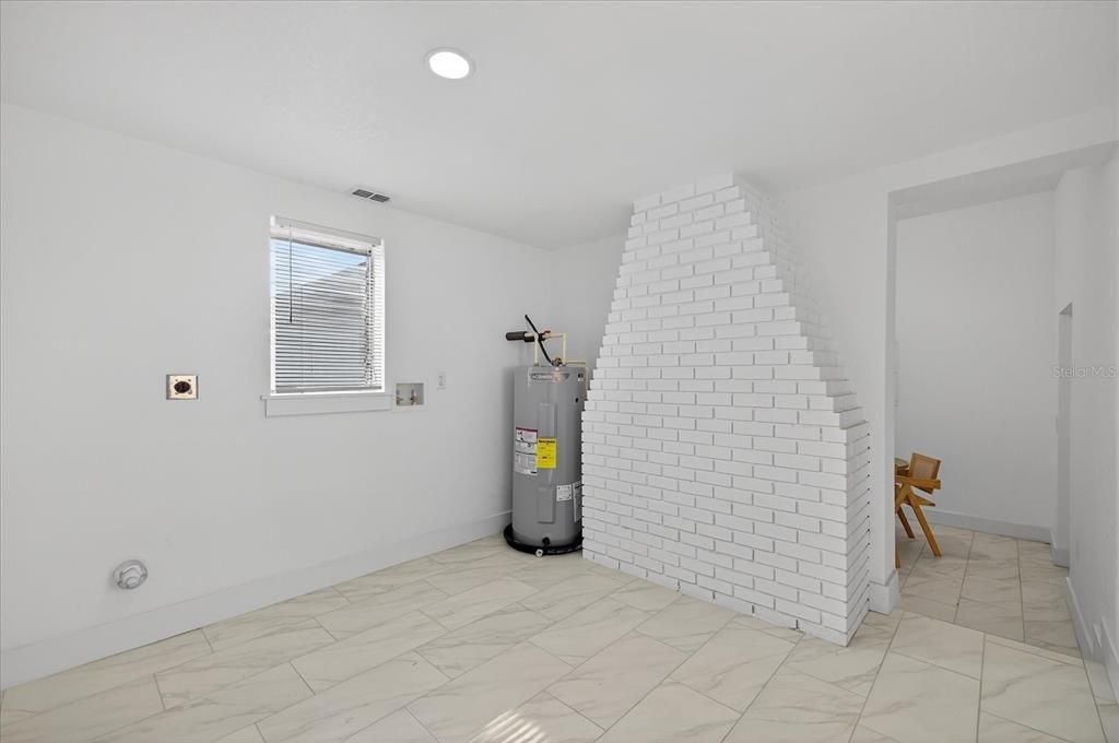 For Sale: $349,900 (3 beds, 2 baths, 1055 Square Feet)