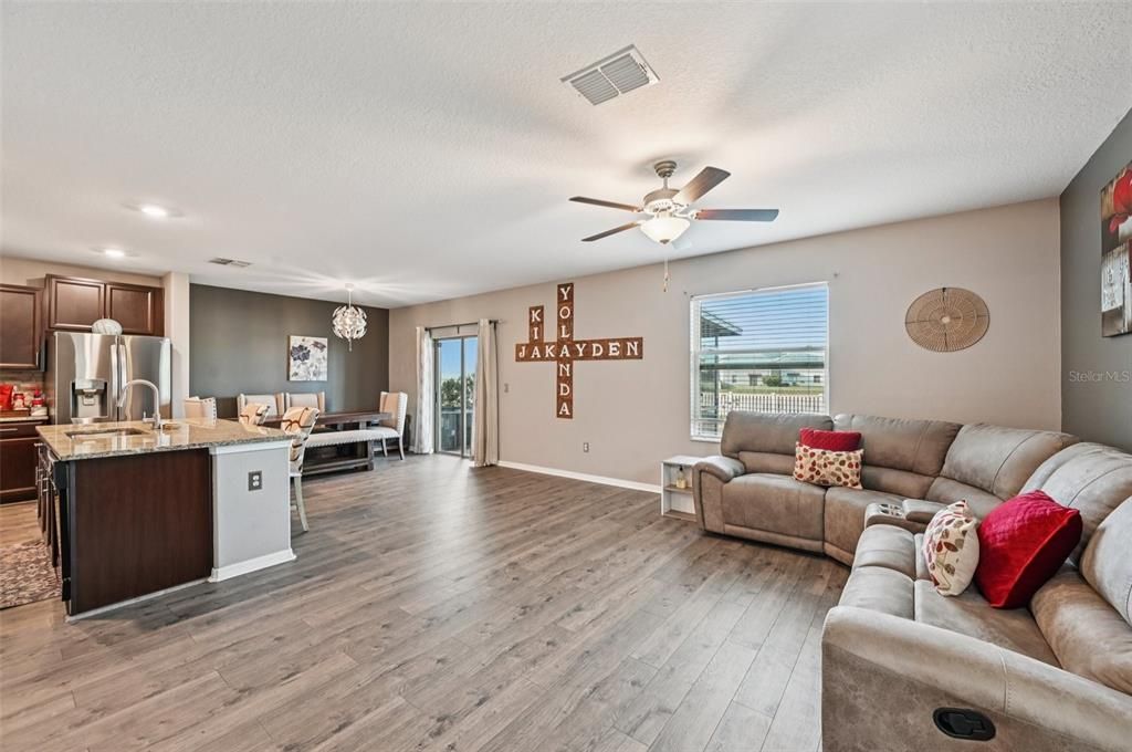 En Venta: $315,000 (4 camas, 2 baños, 1914 Pies cuadrados)