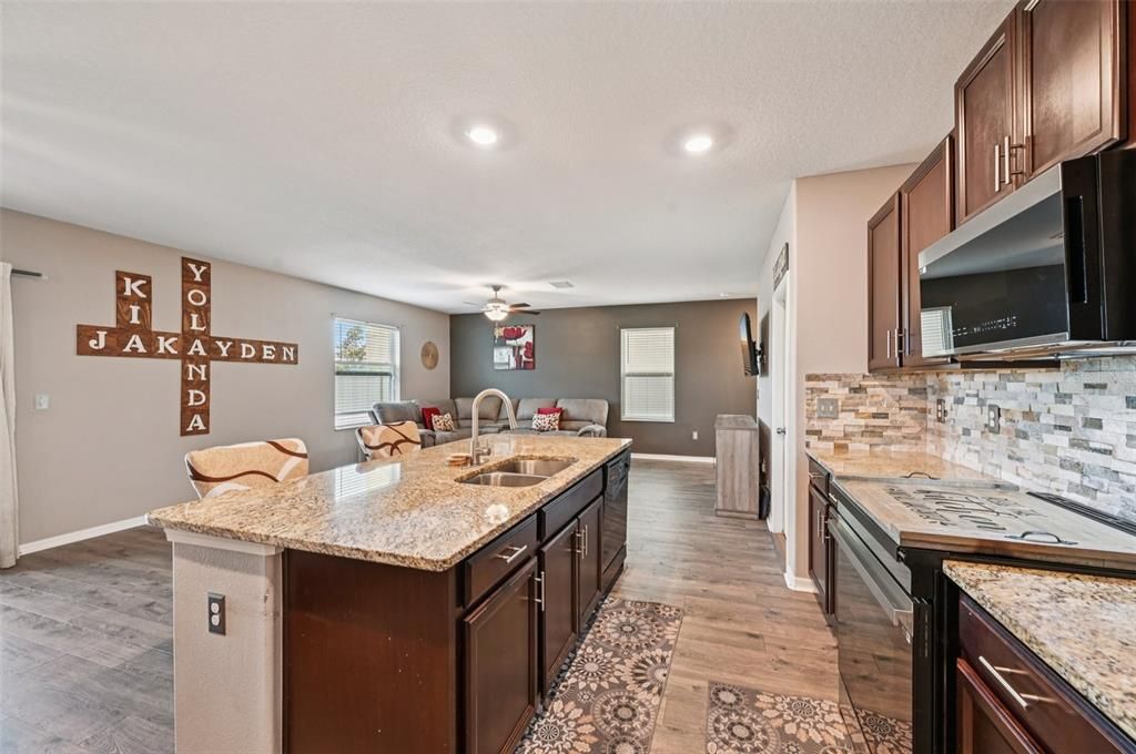 En Venta: $315,000 (4 camas, 2 baños, 1914 Pies cuadrados)