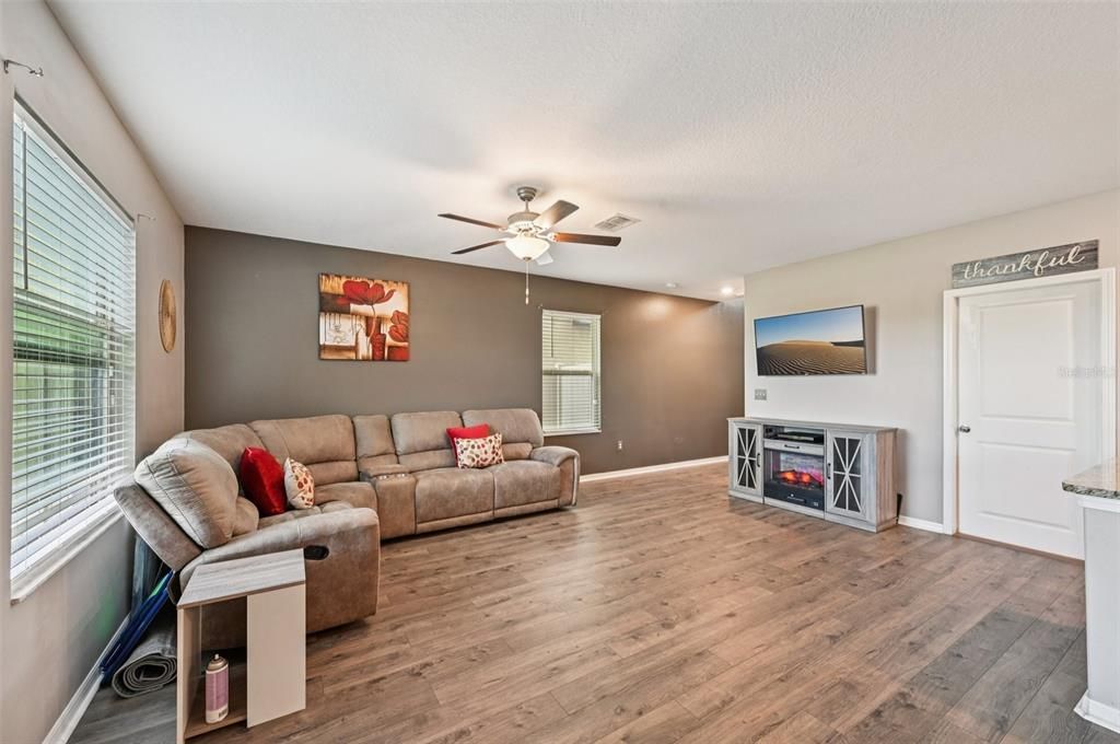 En Venta: $315,000 (4 camas, 2 baños, 1914 Pies cuadrados)