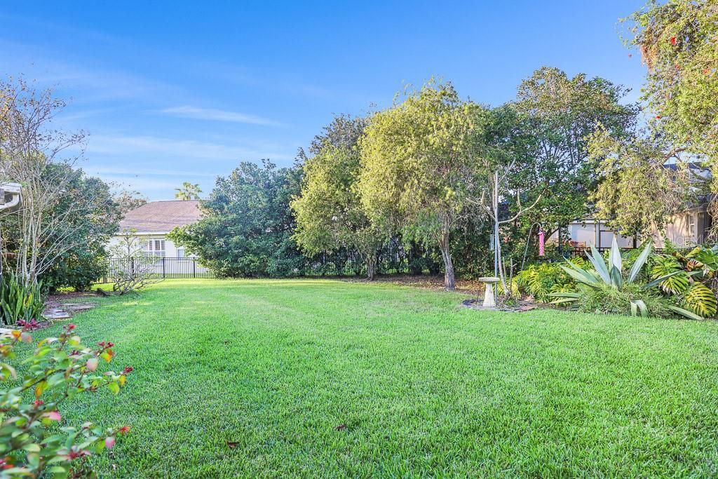 For Rent: $3,095 (4 beds, 2 baths, 2560 Square Feet)