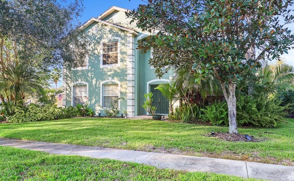 For Rent: $3,095 (4 beds, 2 baths, 2560 Square Feet)