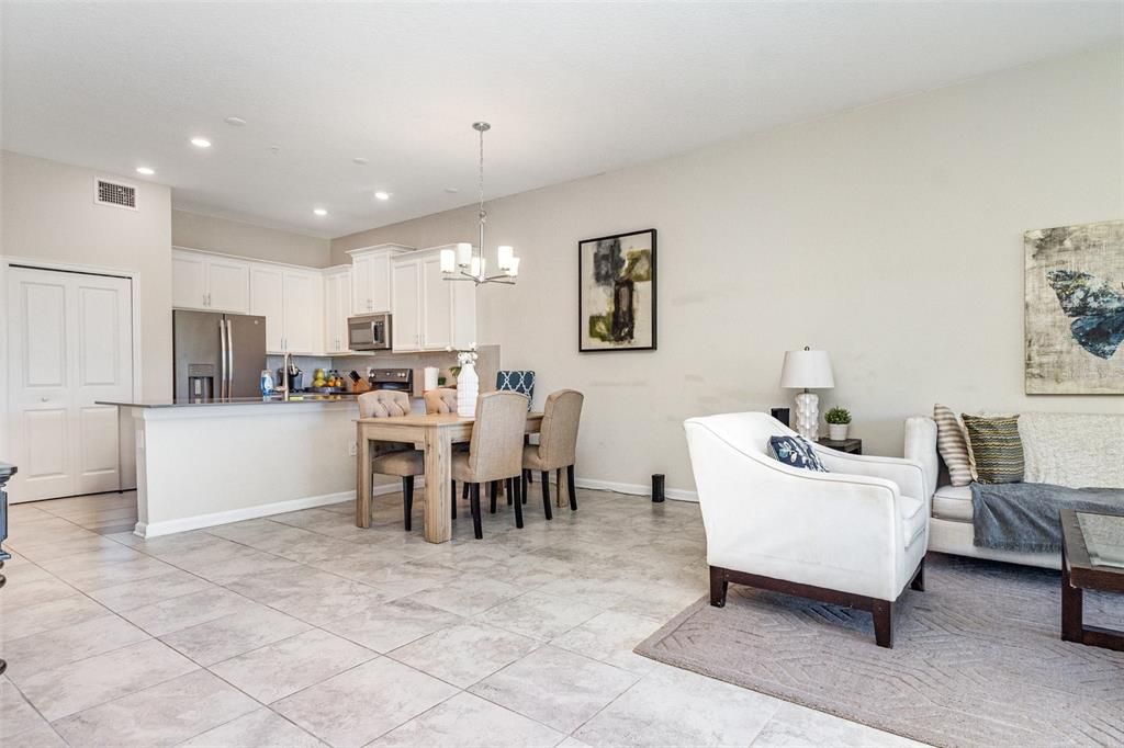 En Venta: $335,000 (2 camas, 2 baños, 1388 Pies cuadrados)