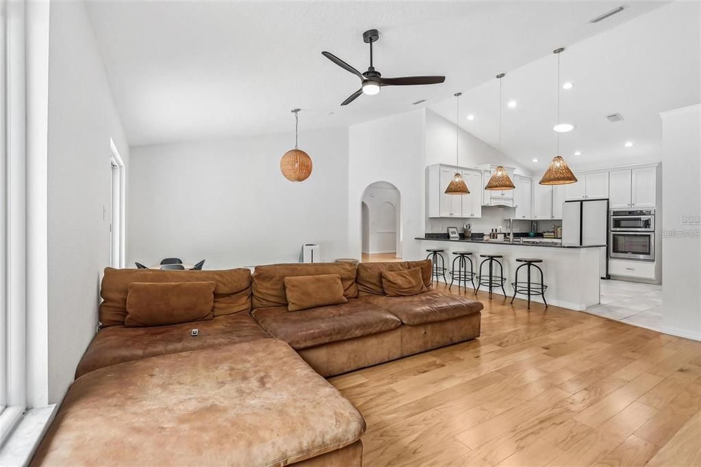 На продажу: $1,089,000 (4 спален, 2 ванн, 2536 Квадратных фут)