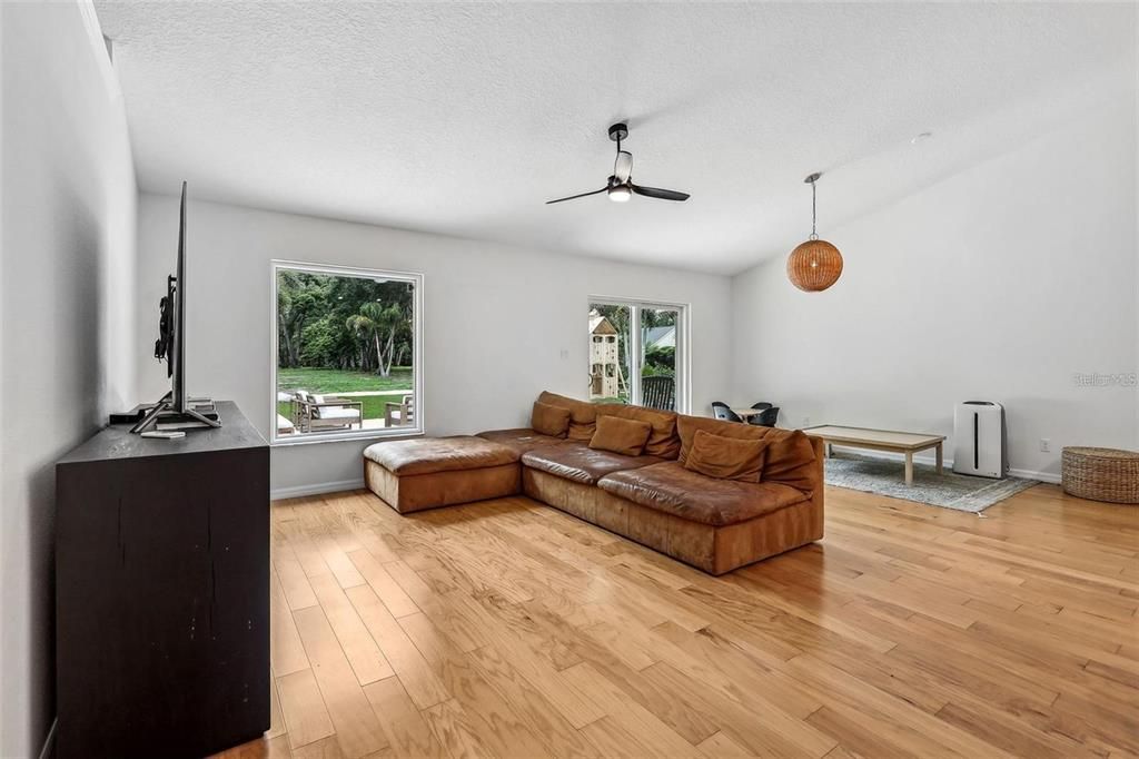 На продажу: $1,089,000 (4 спален, 2 ванн, 2536 Квадратных фут)