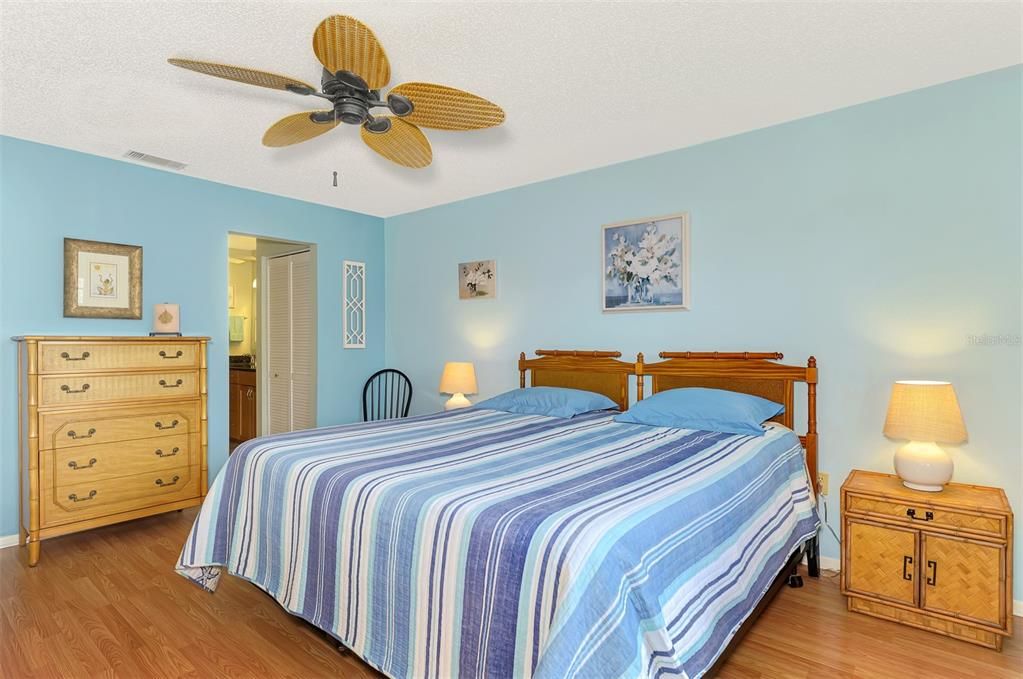 待售: $237,500 (2 贝兹, 2 浴室, 1064 平方英尺)