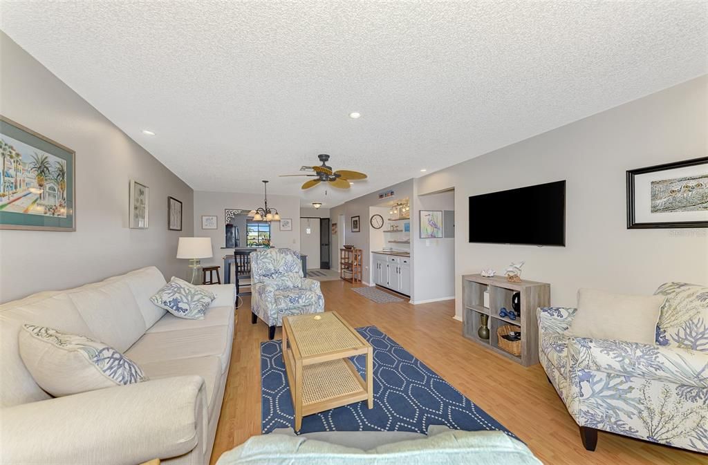 待售: $237,500 (2 贝兹, 2 浴室, 1064 平方英尺)