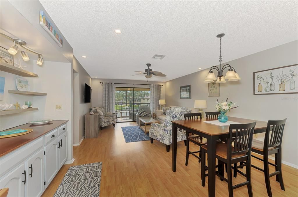 待售: $237,500 (2 贝兹, 2 浴室, 1064 平方英尺)