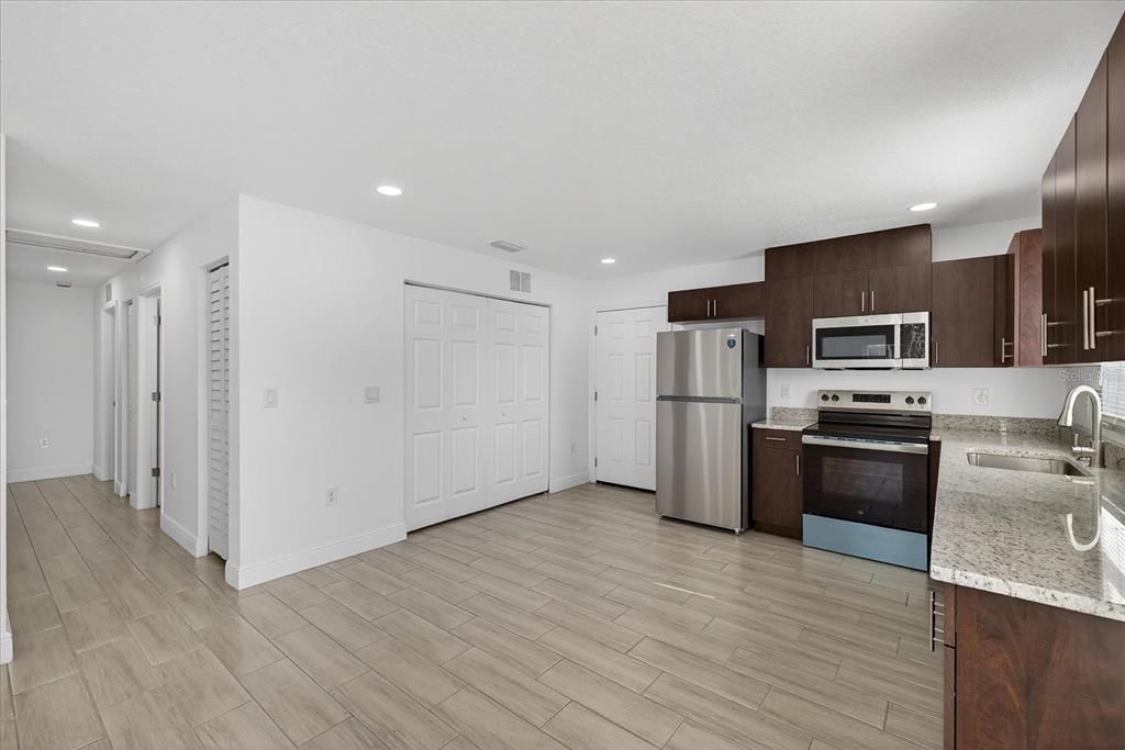 На продажу: $289,900 (3 спален, 2 ванн, 1093 Квадратных фут)