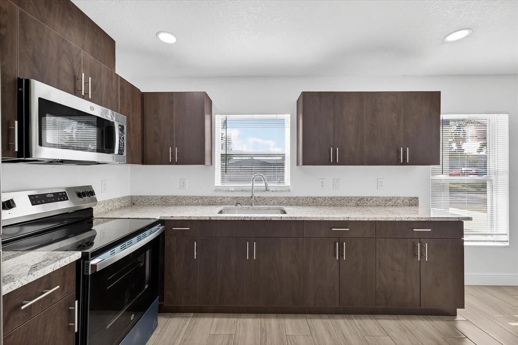 На продажу: $289,900 (3 спален, 2 ванн, 1093 Квадратных фут)