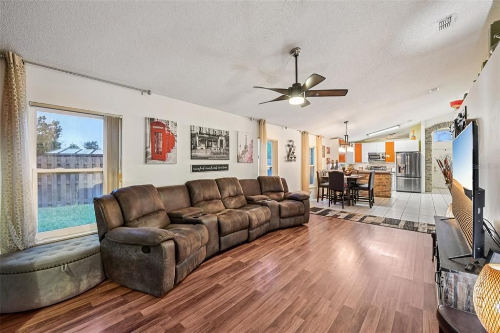 На продажу: $420,000 (4 спален, 2 ванн, 1588 Квадратных фут)