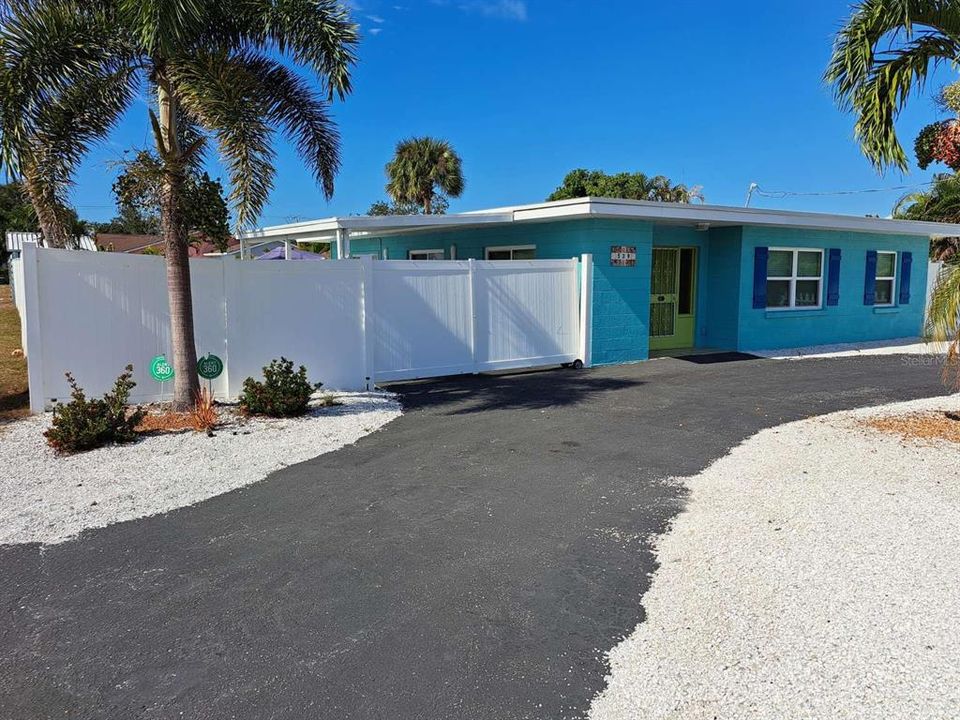 For Sale: $499,900 (2 beds, 2 baths, 1319 Square Feet)