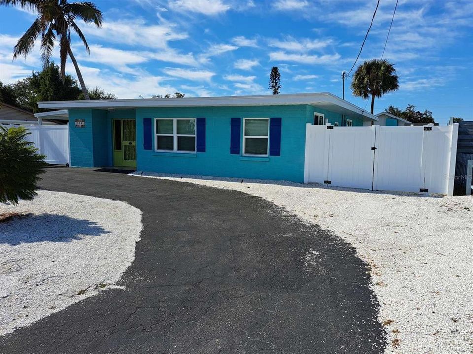 For Sale: $499,900 (2 beds, 2 baths, 1319 Square Feet)