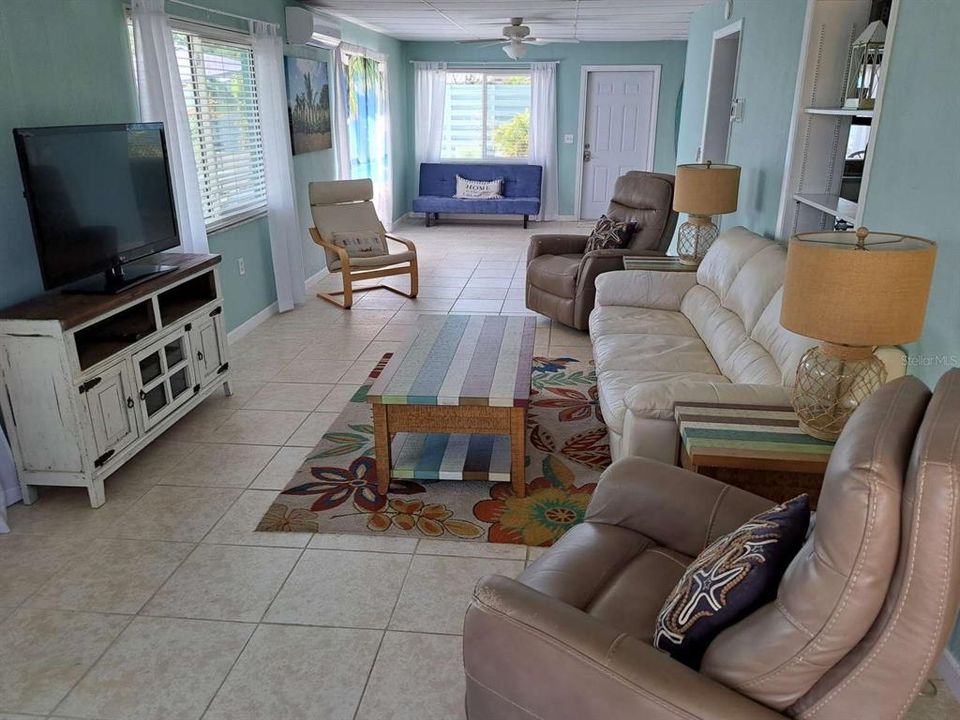 For Sale: $499,900 (2 beds, 2 baths, 1319 Square Feet)