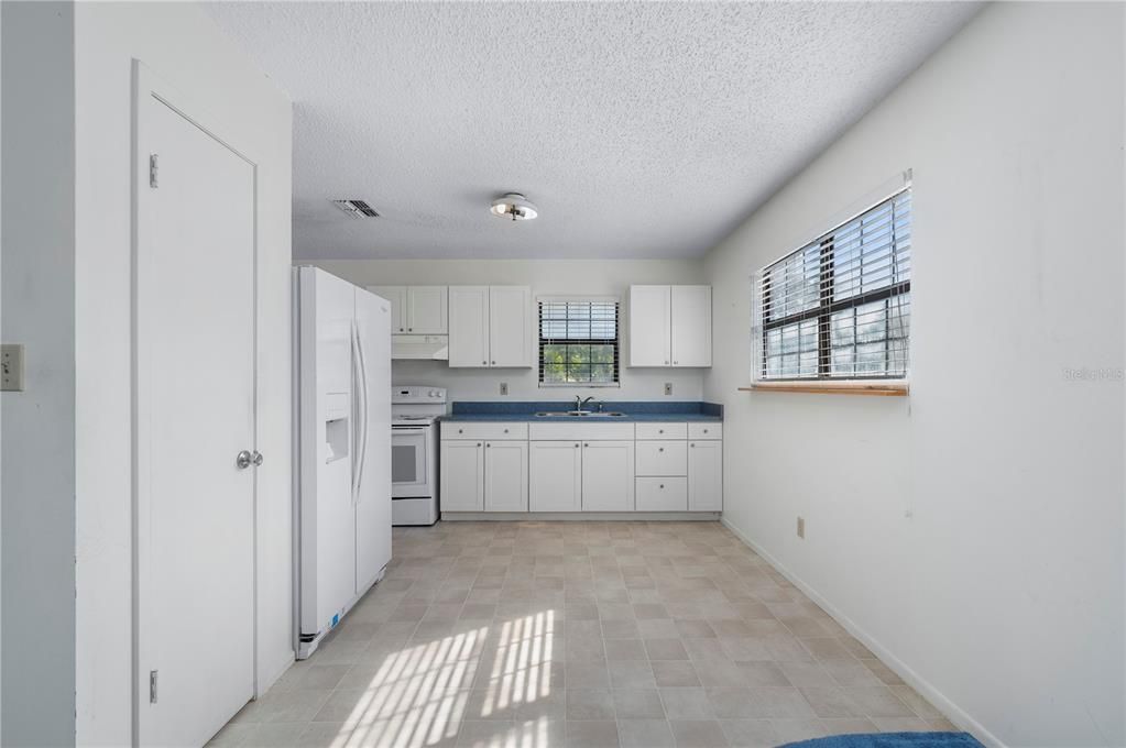 待售: $250,000 (2 贝兹, 1 浴室, 732 平方英尺)