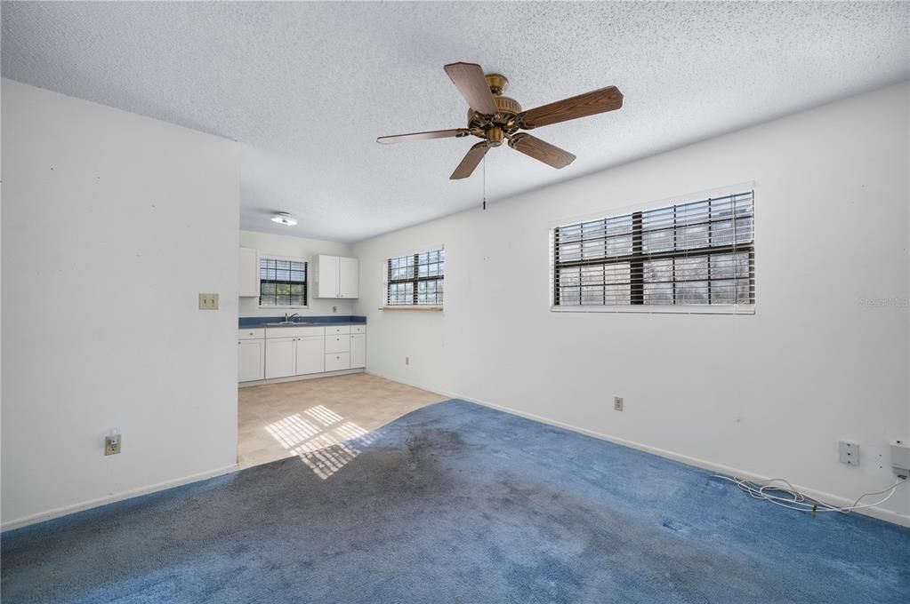 待售: $250,000 (2 贝兹, 1 浴室, 732 平方英尺)