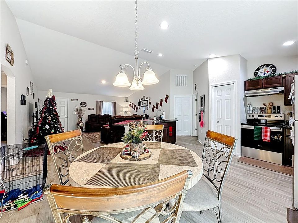 For Sale: $289,900 (3 beds, 2 baths, 1390 Square Feet)