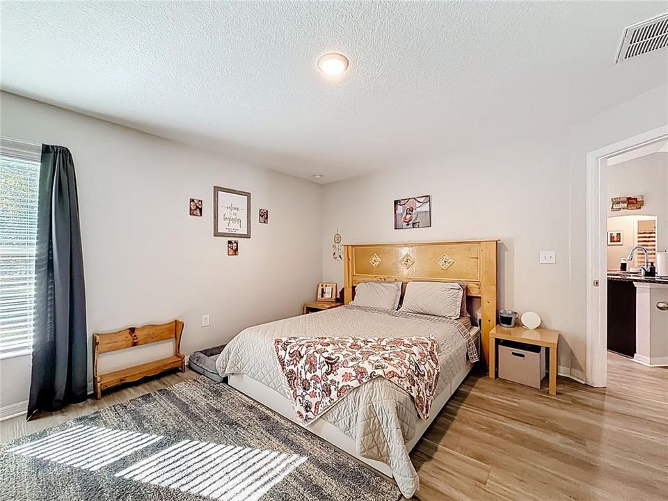 For Sale: $289,900 (3 beds, 2 baths, 1390 Square Feet)