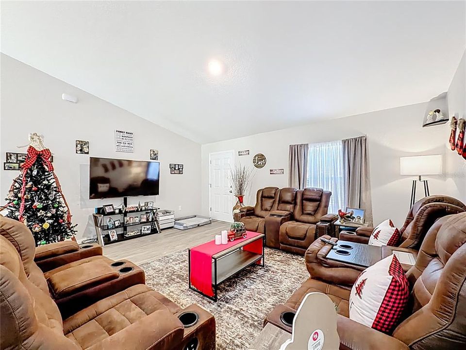 For Sale: $289,900 (3 beds, 2 baths, 1390 Square Feet)