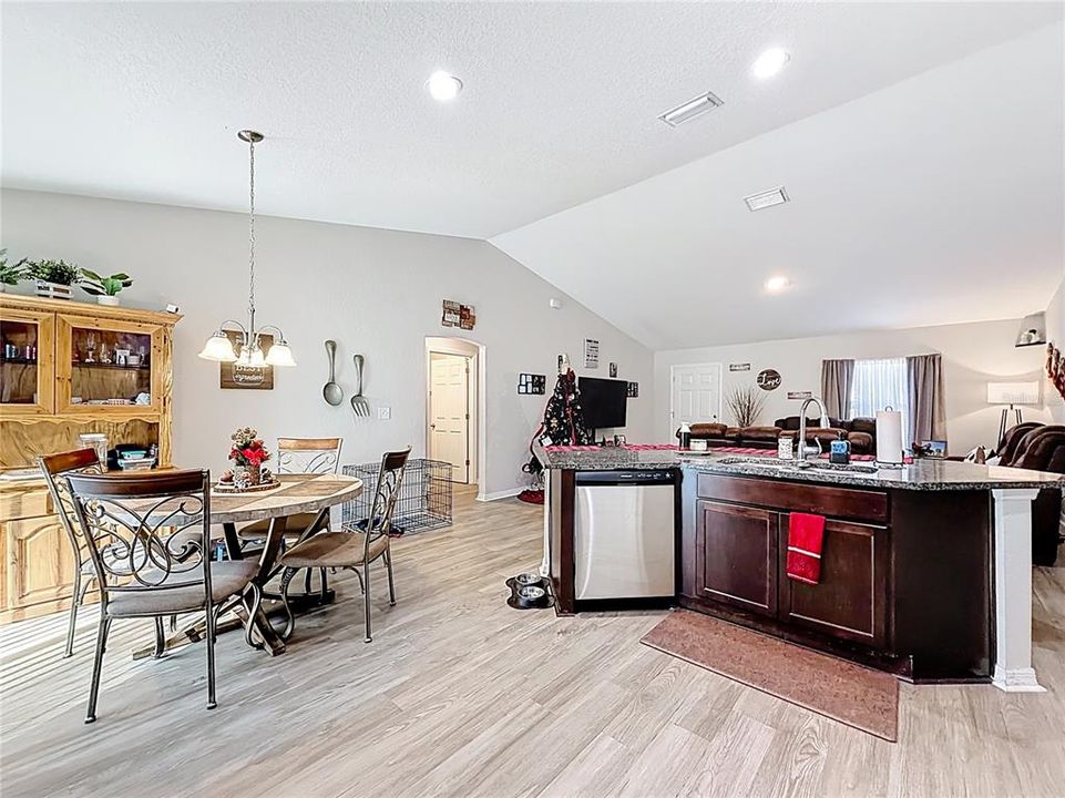 For Sale: $289,900 (3 beds, 2 baths, 1390 Square Feet)