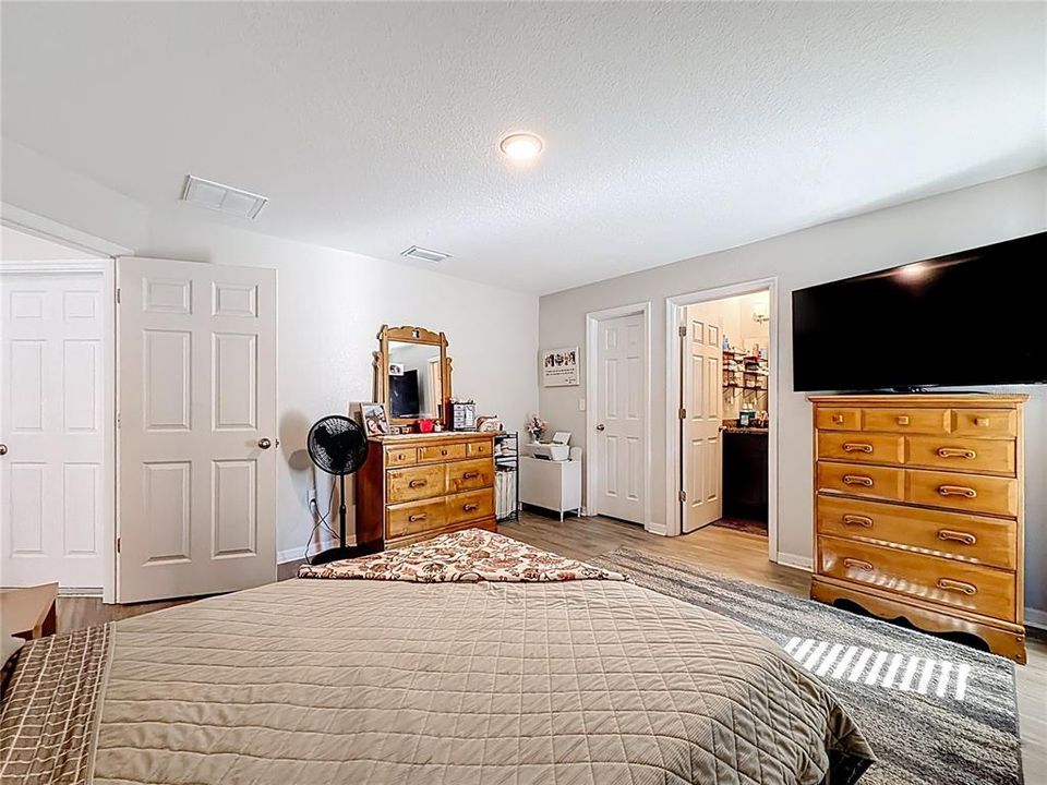 For Sale: $289,900 (3 beds, 2 baths, 1390 Square Feet)