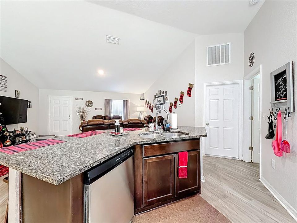For Sale: $289,900 (3 beds, 2 baths, 1390 Square Feet)