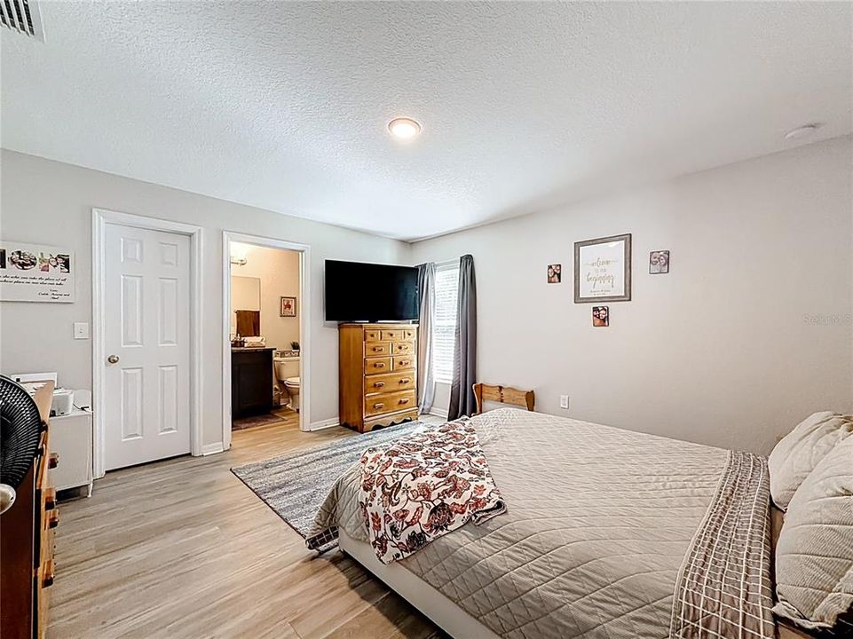 For Sale: $289,900 (3 beds, 2 baths, 1390 Square Feet)