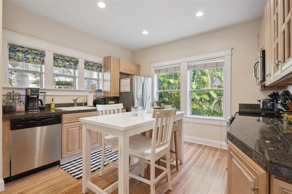 На продажу: $650,000 (4 спален, 0 ванн, 1718 Квадратных фут)