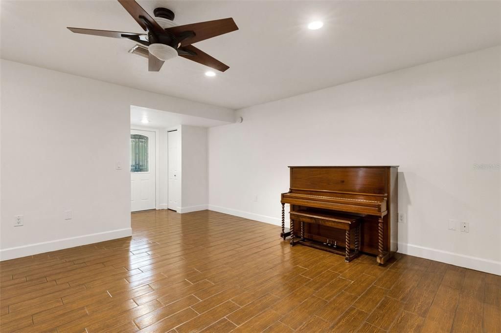 合同活跃: $439,900 (4 贝兹, 2 浴室, 2006 平方英尺)