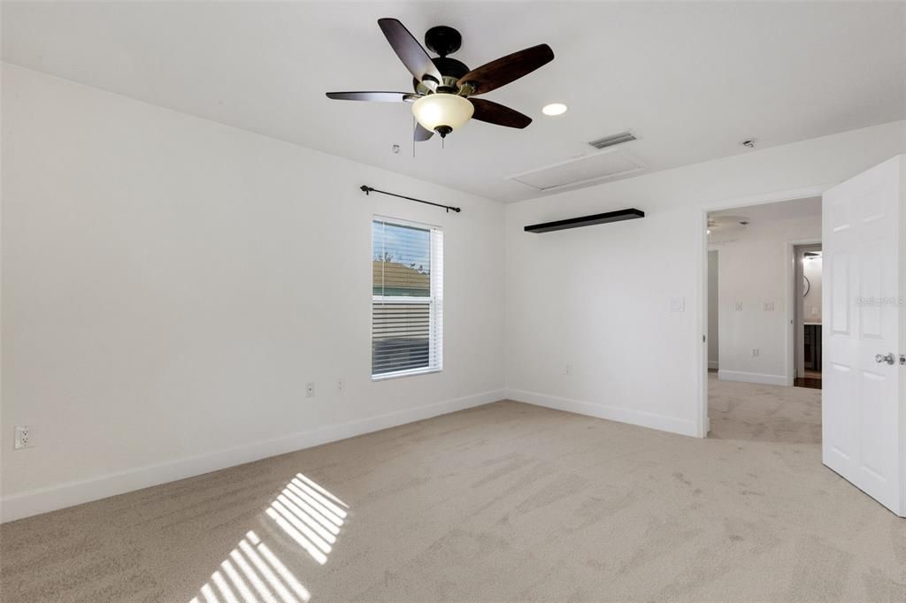 合同活跃: $439,900 (4 贝兹, 2 浴室, 2006 平方英尺)