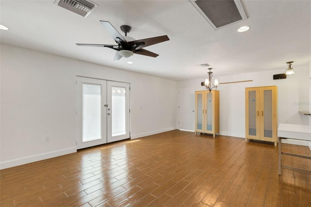 合同活跃: $439,900 (4 贝兹, 2 浴室, 2006 平方英尺)