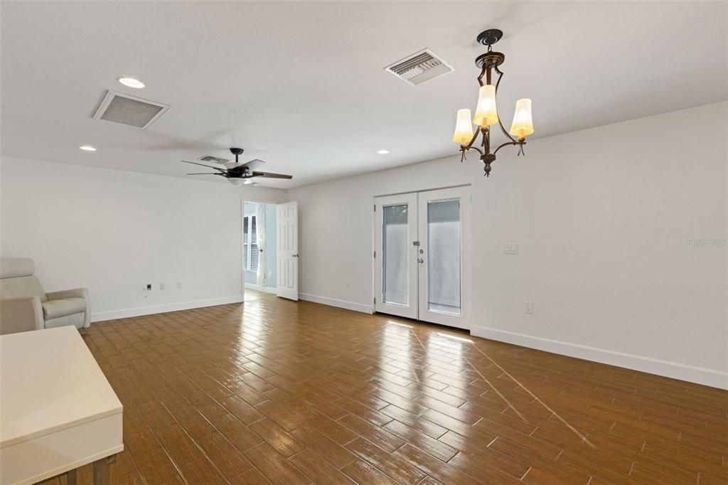 合同活跃: $439,900 (4 贝兹, 2 浴室, 2006 平方英尺)