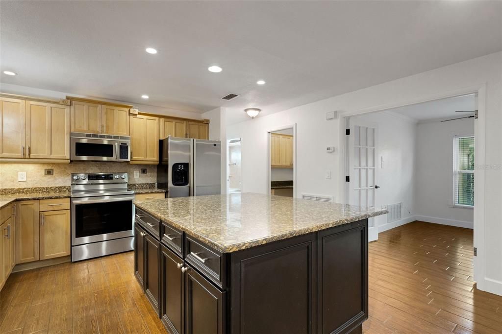 合同活跃: $439,900 (4 贝兹, 2 浴室, 2006 平方英尺)