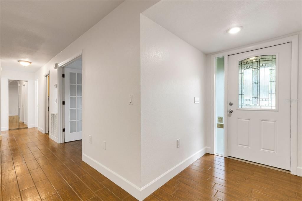 合同活跃: $439,900 (4 贝兹, 2 浴室, 2006 平方英尺)