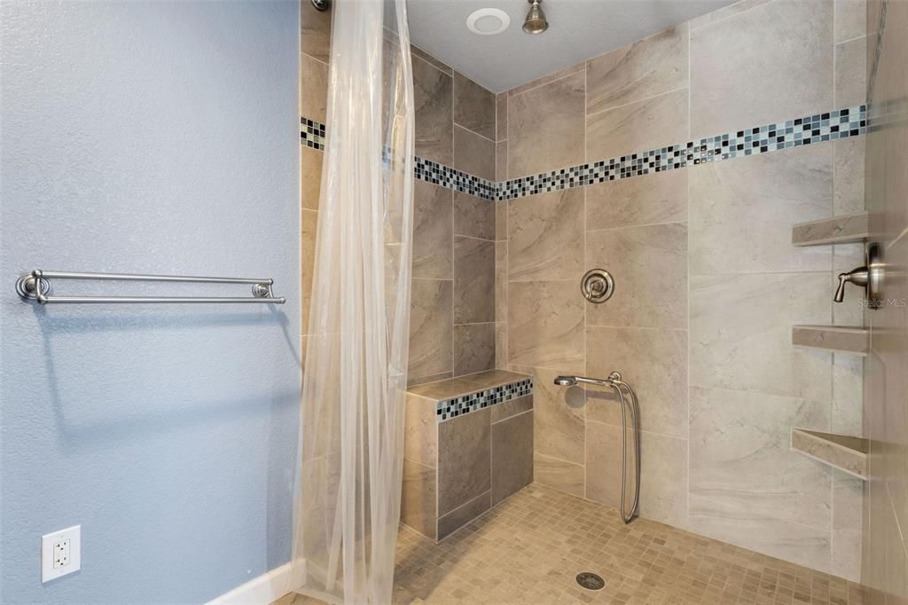 合同活跃: $439,900 (4 贝兹, 2 浴室, 2006 平方英尺)