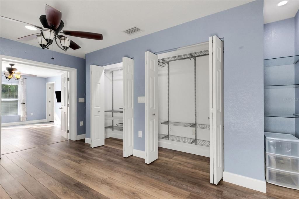 合同活跃: $439,900 (4 贝兹, 2 浴室, 2006 平方英尺)