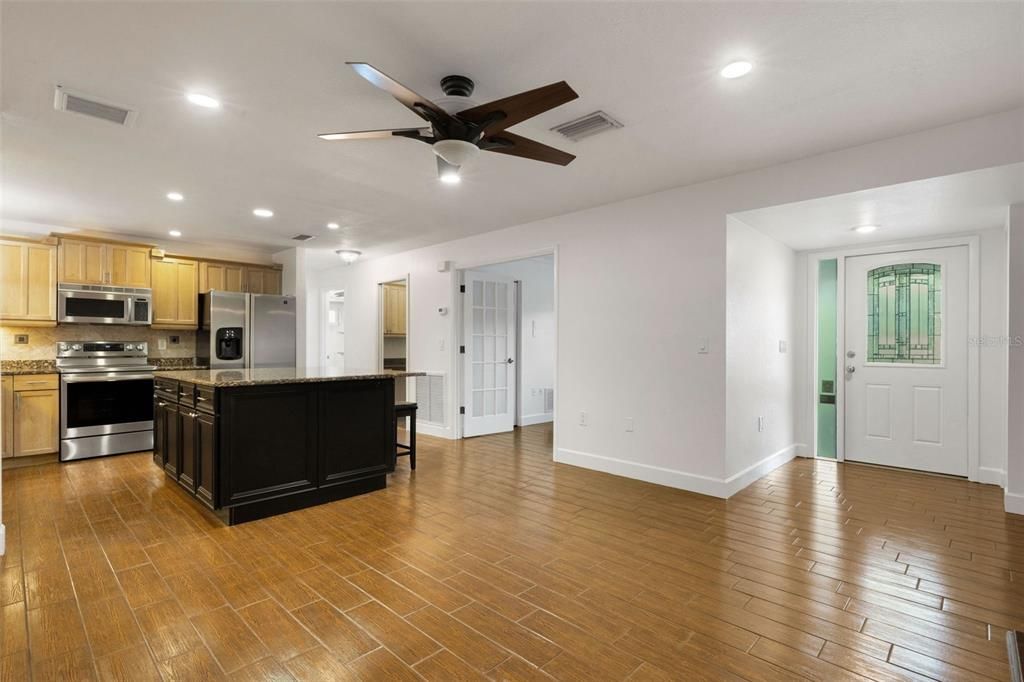 合同活跃: $439,900 (4 贝兹, 2 浴室, 2006 平方英尺)