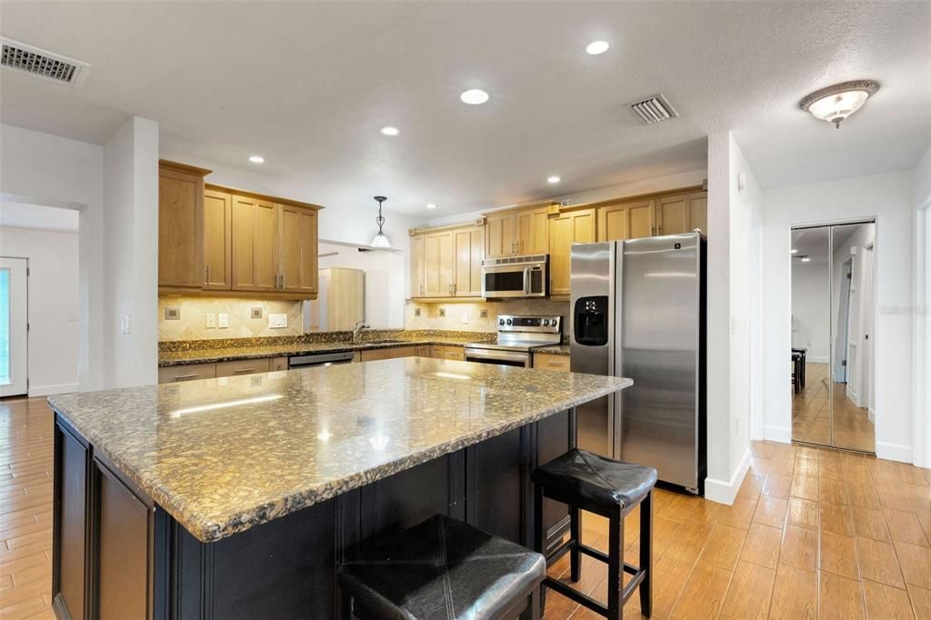 合同活跃: $439,900 (4 贝兹, 2 浴室, 2006 平方英尺)