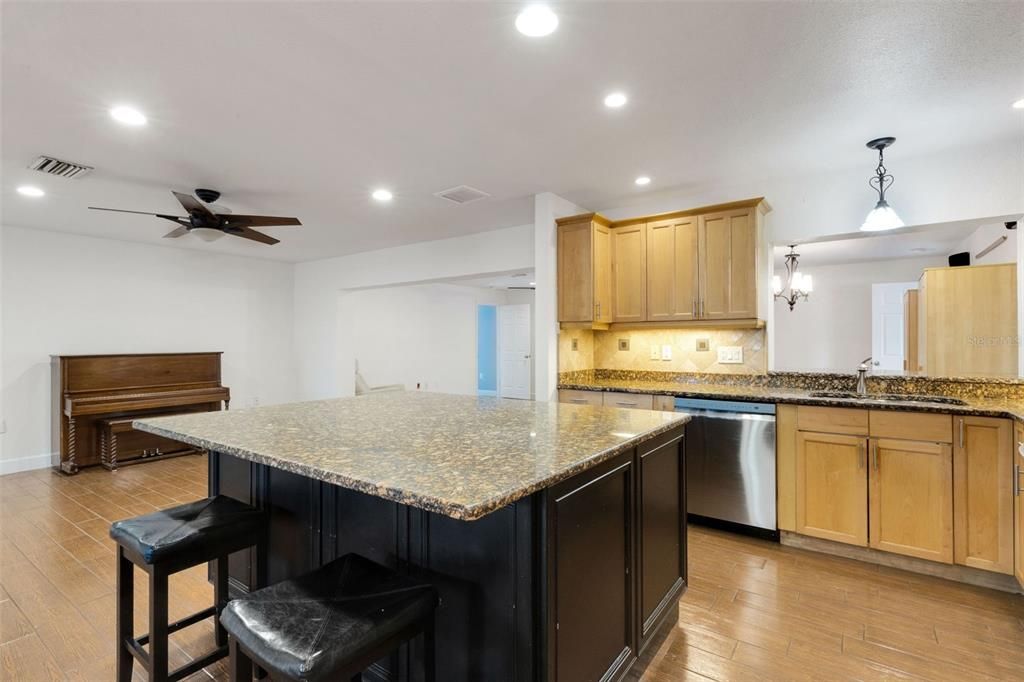 合同活跃: $439,900 (4 贝兹, 2 浴室, 2006 平方英尺)