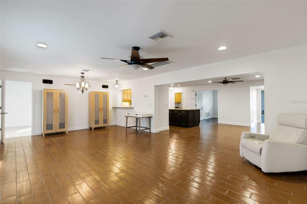 合同活跃: $439,900 (4 贝兹, 2 浴室, 2006 平方英尺)