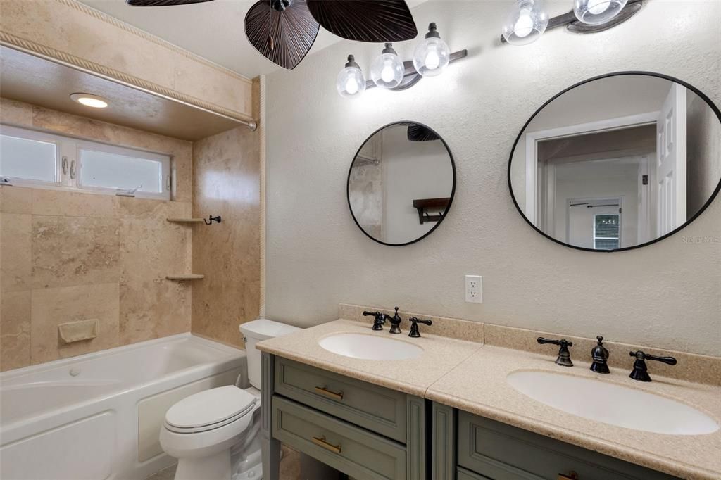 合同活跃: $439,900 (4 贝兹, 2 浴室, 2006 平方英尺)