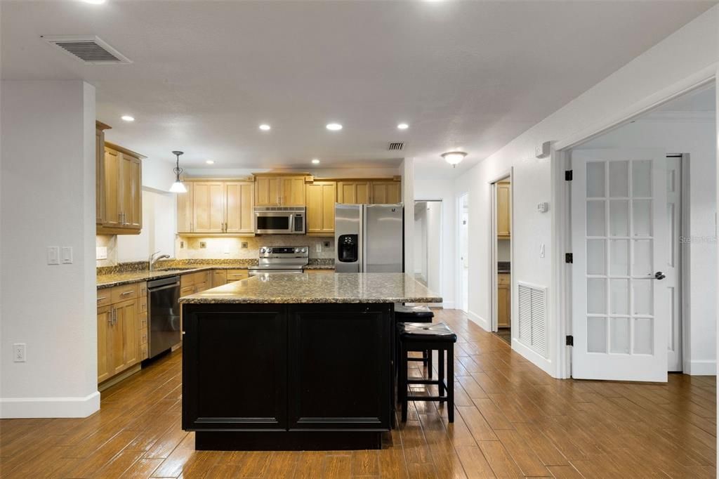 合同活跃: $439,900 (4 贝兹, 2 浴室, 2006 平方英尺)