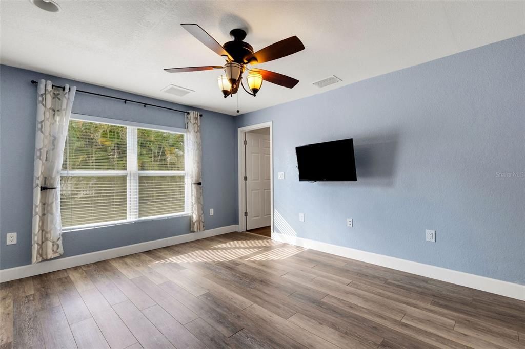 合同活跃: $439,900 (4 贝兹, 2 浴室, 2006 平方英尺)