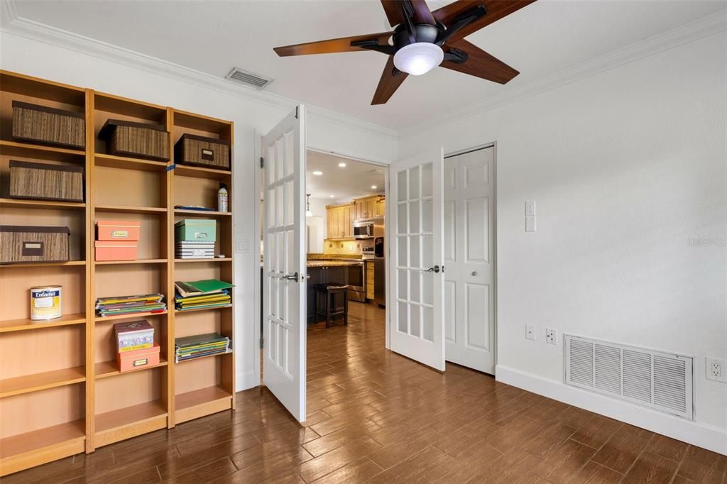 合同活跃: $439,900 (4 贝兹, 2 浴室, 2006 平方英尺)