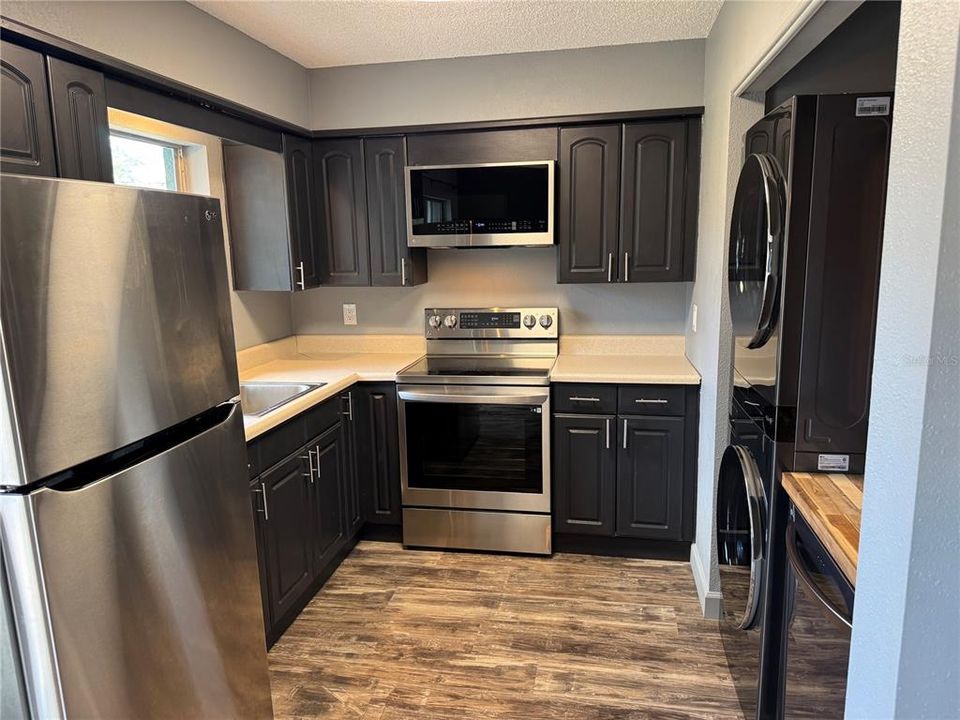 待售: $289,000 (3 贝兹, 1 浴室, 884 平方英尺)