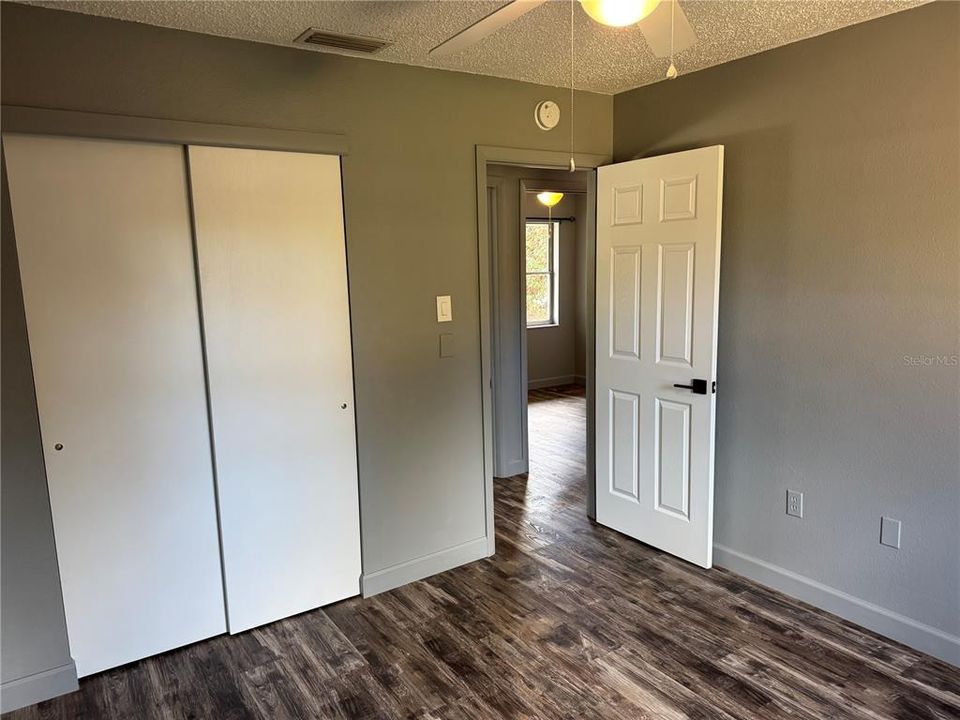 待售: $289,000 (3 贝兹, 1 浴室, 884 平方英尺)