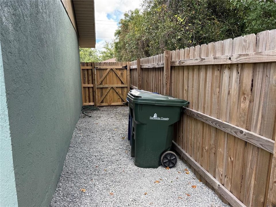 待售: $289,000 (3 贝兹, 1 浴室, 884 平方英尺)