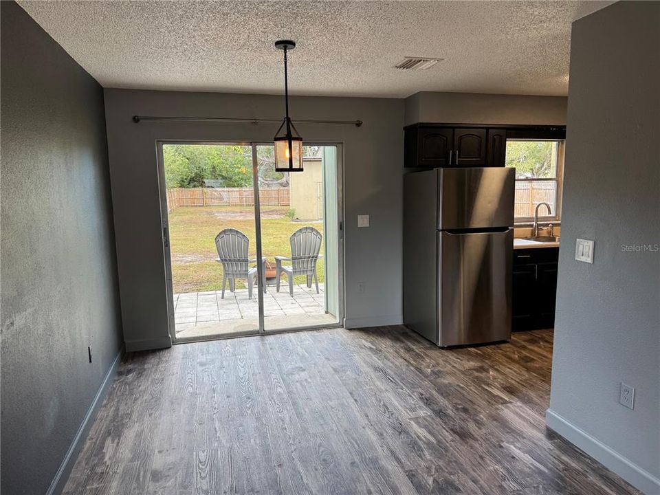 待售: $289,000 (3 贝兹, 1 浴室, 884 平方英尺)