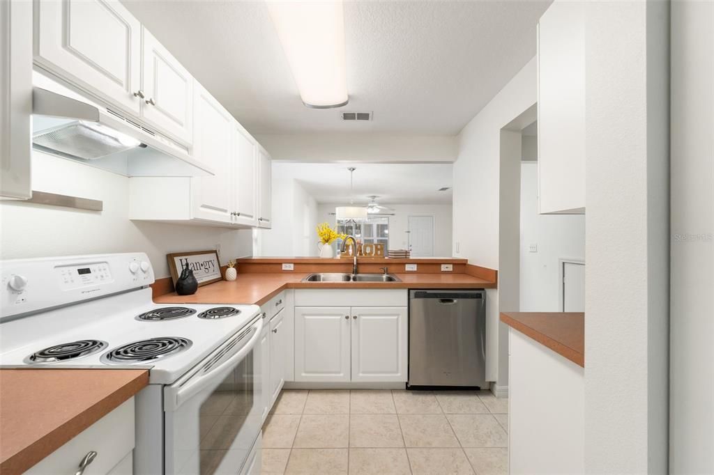 合同活跃: $225,000 (2 贝兹, 2 浴室, 1154 平方英尺)